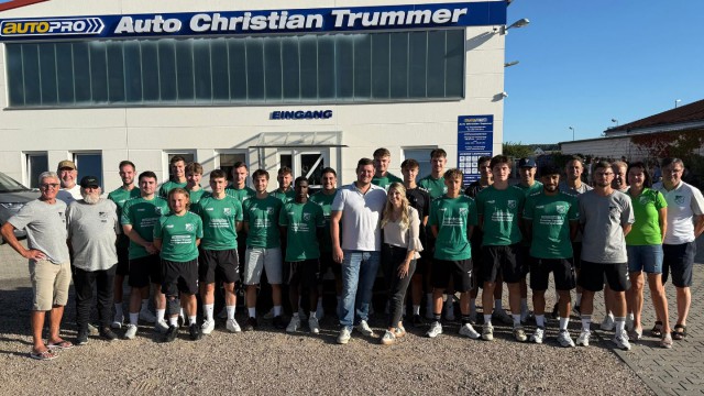 Erste Mannschaft besucht Standorteröffnung von Auto Christian Trummer